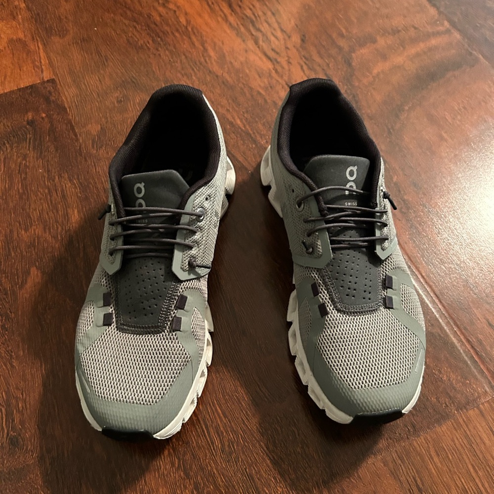 On Running Cloud 5 Athletic Shoes